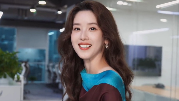 路人的镜头好真实啊，31岁章泽天最新状态：面相变了跟换了魂一样