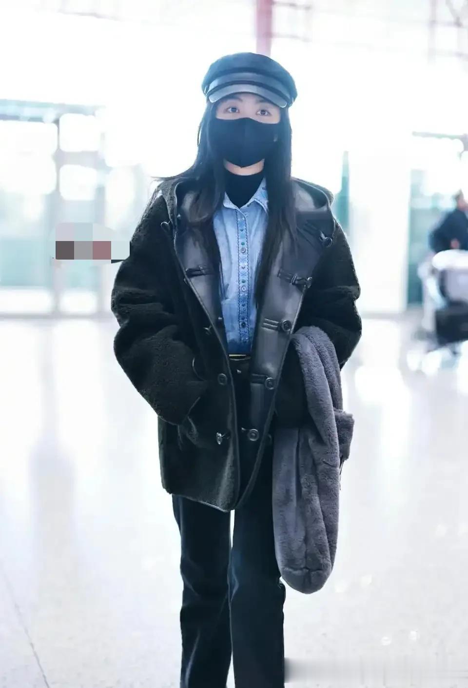 谭松韵“娃娃脸美女”穿搭:2套穿搭配色简约,普通人直接可照搬