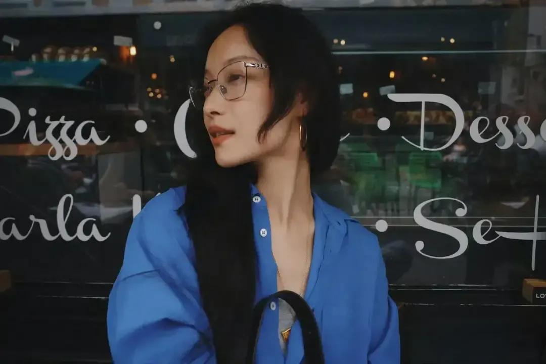 网友伦敦偶遇倪妮，蓝衬衫配自然卷长发，松弛氛围美出新高度