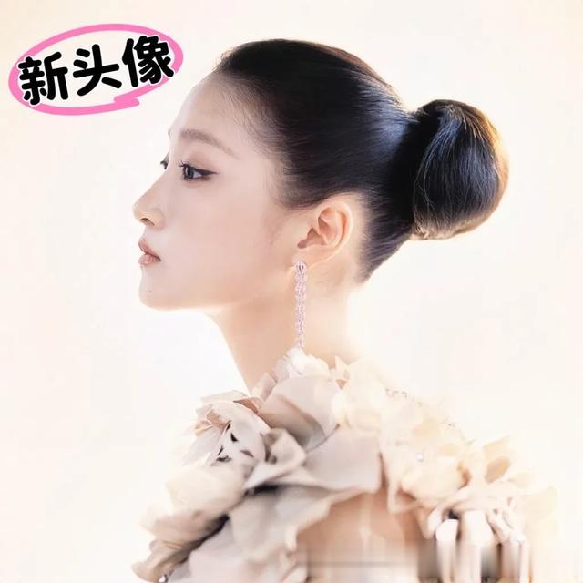 关晓彤换头像了，不会真和鹿晗有关吧，不知道为啥选了一张最丑照