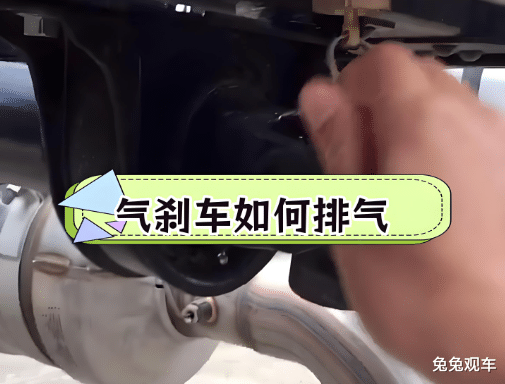 你的脚法对了吗？关于刹车的3个误区与2个保命技巧，别等踩出异响才明白！