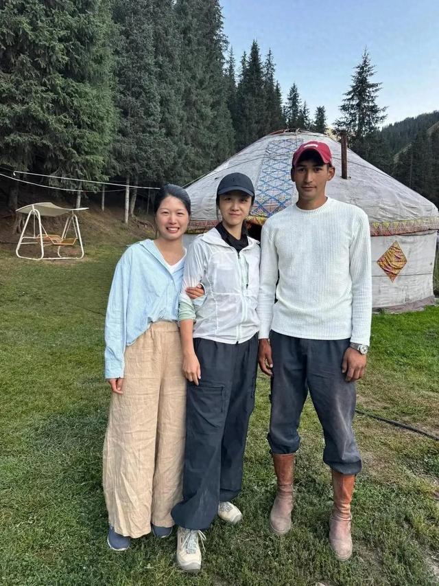 汤唯一家三口新疆同框,素颜照曝光不及路人,55岁金泰勇老了不少