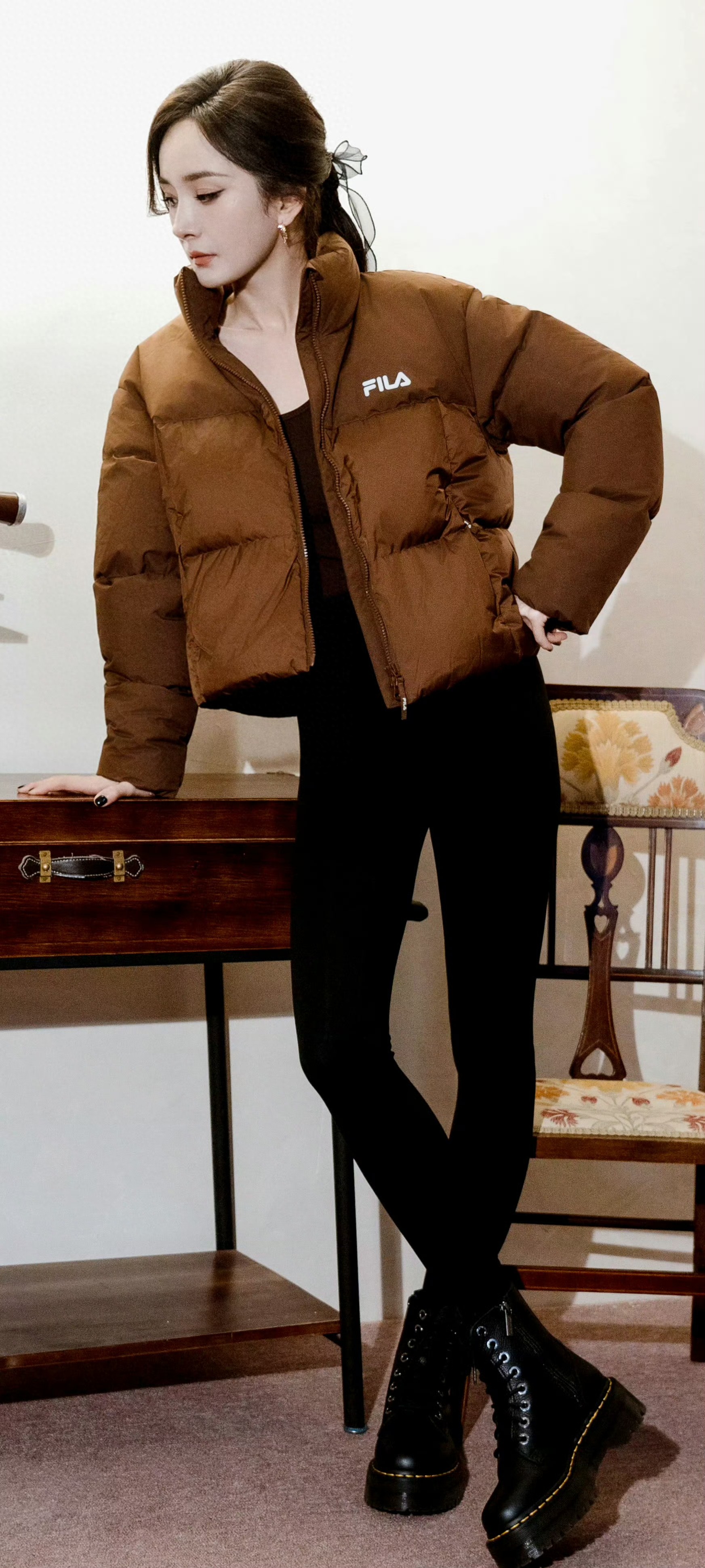 杨幂 短款羽绒服，修身长裤，这身材怎么穿都时尚