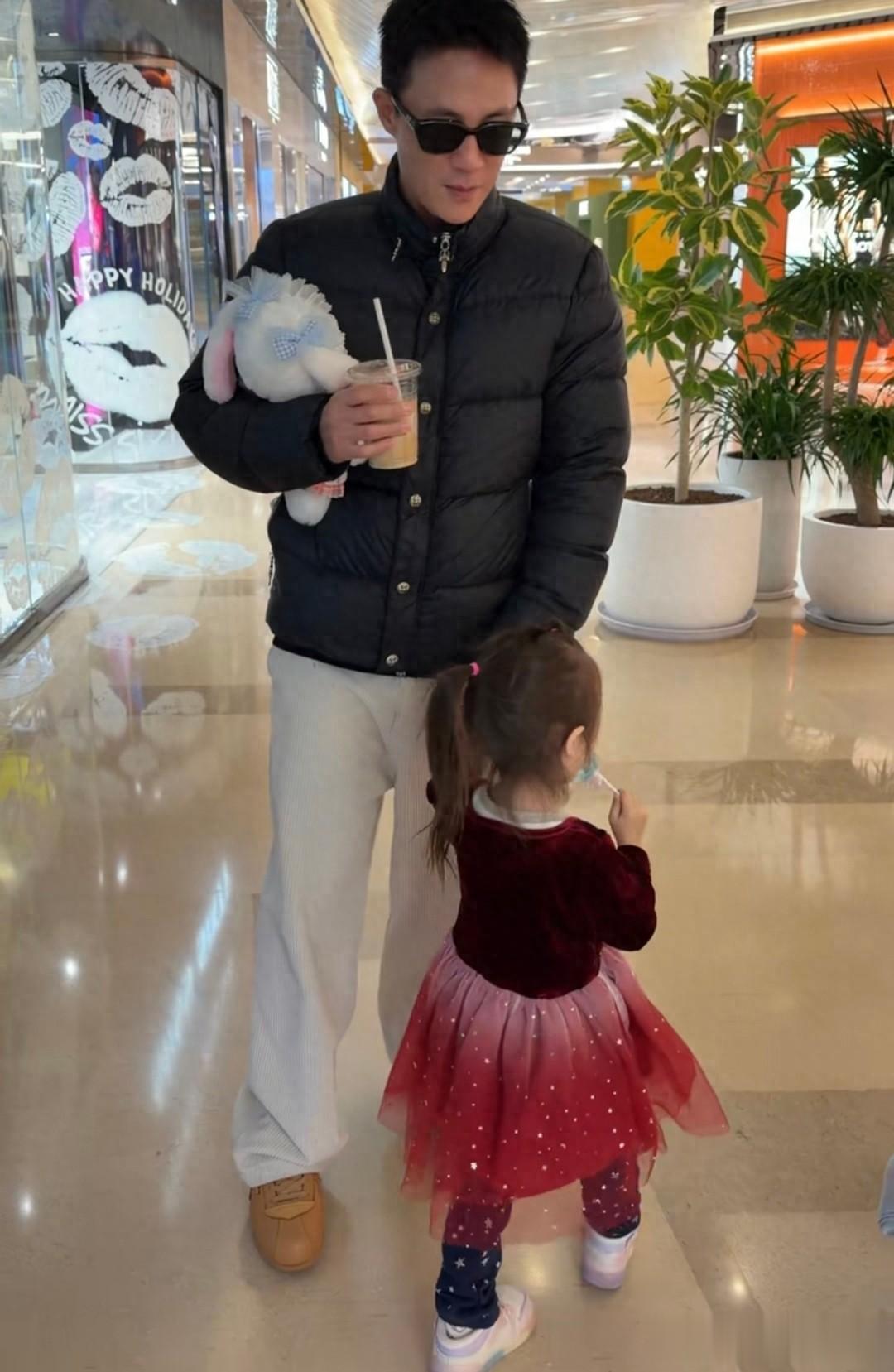 王灿一家去菜市场，杜淳戴大墨镜，买西葫芦还讲价，樱桃不洗就吃