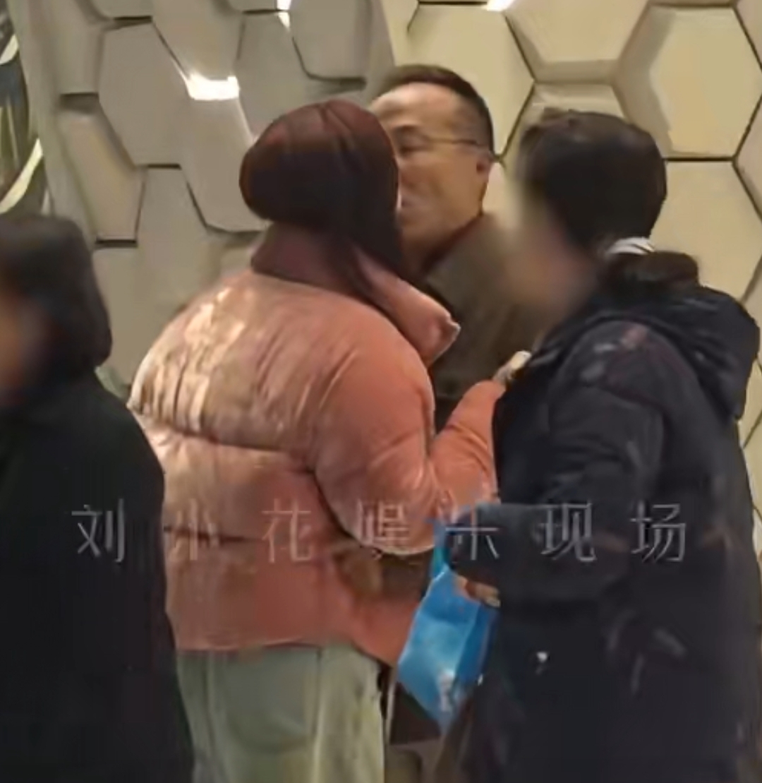44岁张萌和50岁老公商场接吻，围观大妈表情亮了，网友：辣眼睛