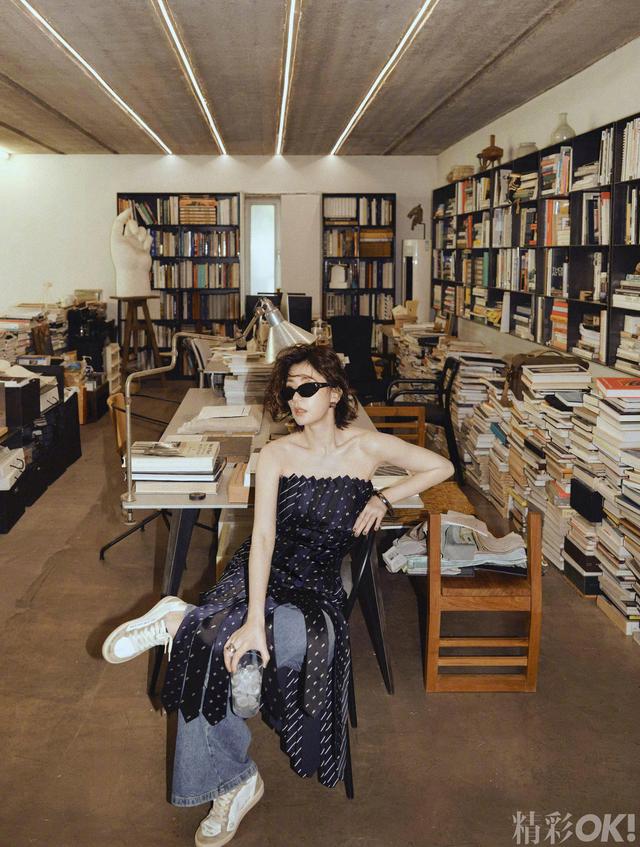 贾静雯戴黄金首饰登杂志封面，鹦鹉站在她肩上，短发的她很美！