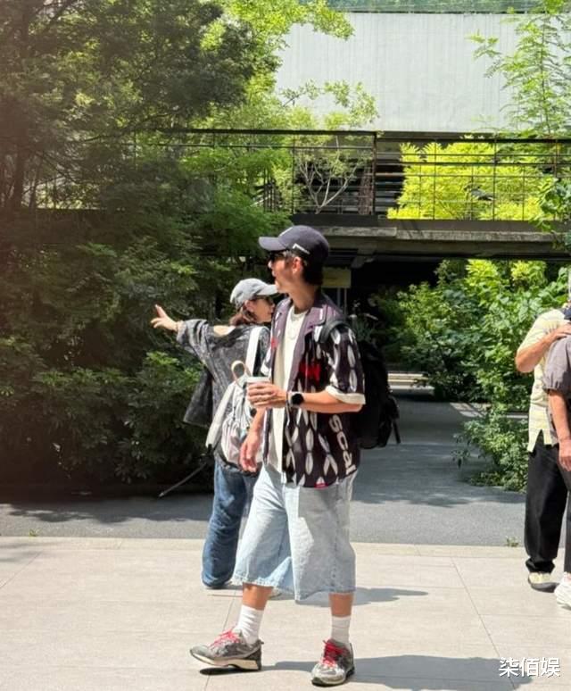 贾静雯一家成都度假,8岁波妞头发黑又亮,穿着破洞裤好会打扮