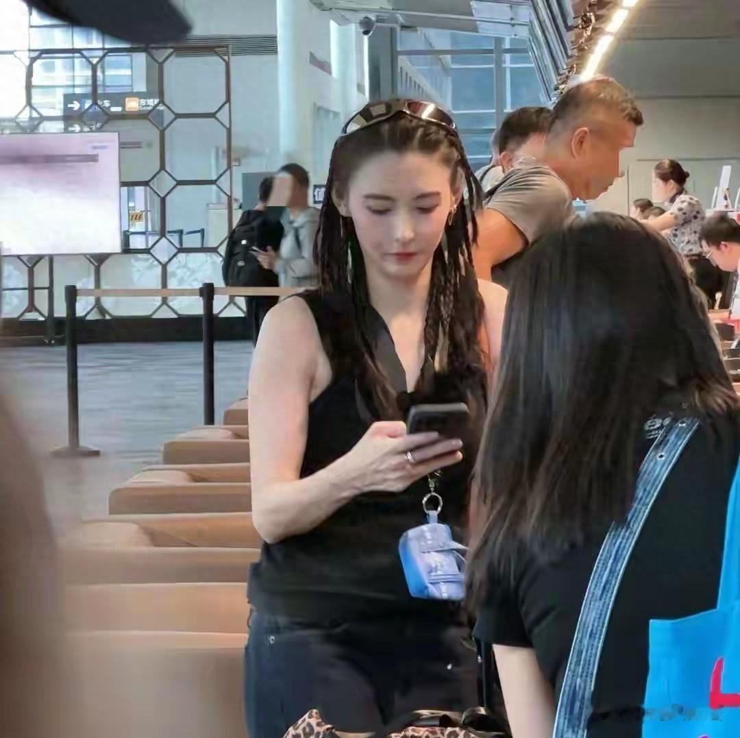 45岁张柏芝上海机场脏辫亮相，暴瘦后灵气依旧，柳飘飘内味儿太冲