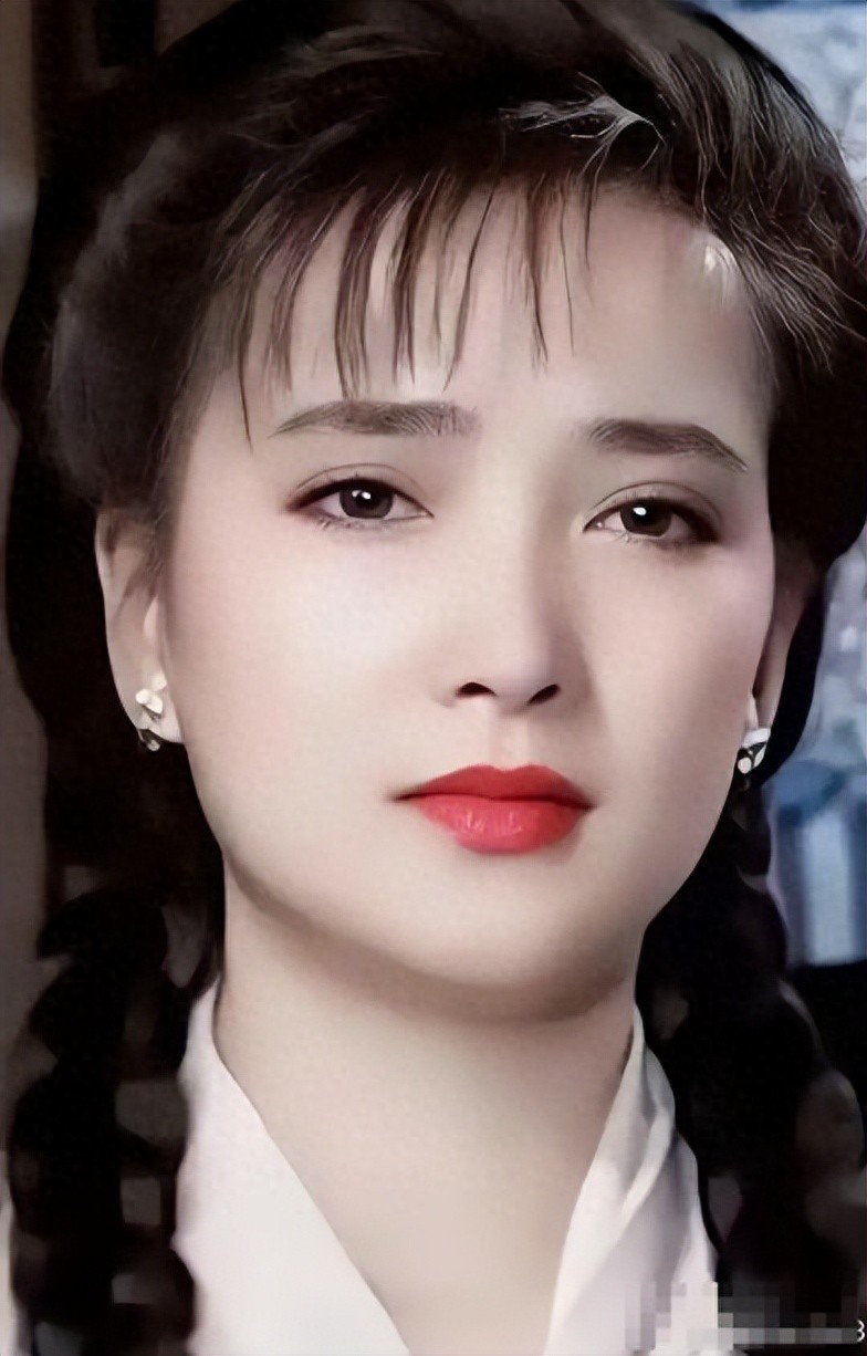 何晴告别仪式上，前后一个特殊的变动让人泪目，她可以安心的走了