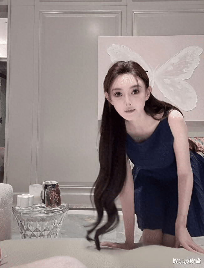 叶珂产后直播露全身，33岁细腰长腿像20岁少女，嘴上的干皮显真实