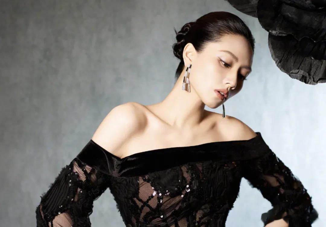 刘惜君走位风波升级!彩排正确站位曝光,直播抢人位置还翻白眼