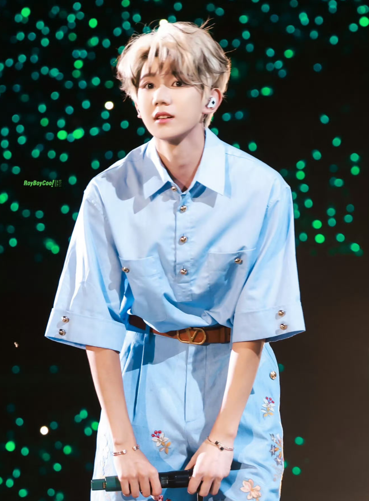 王源“自毁式”舞台承诺引爆争议:是敬业还是炒作?