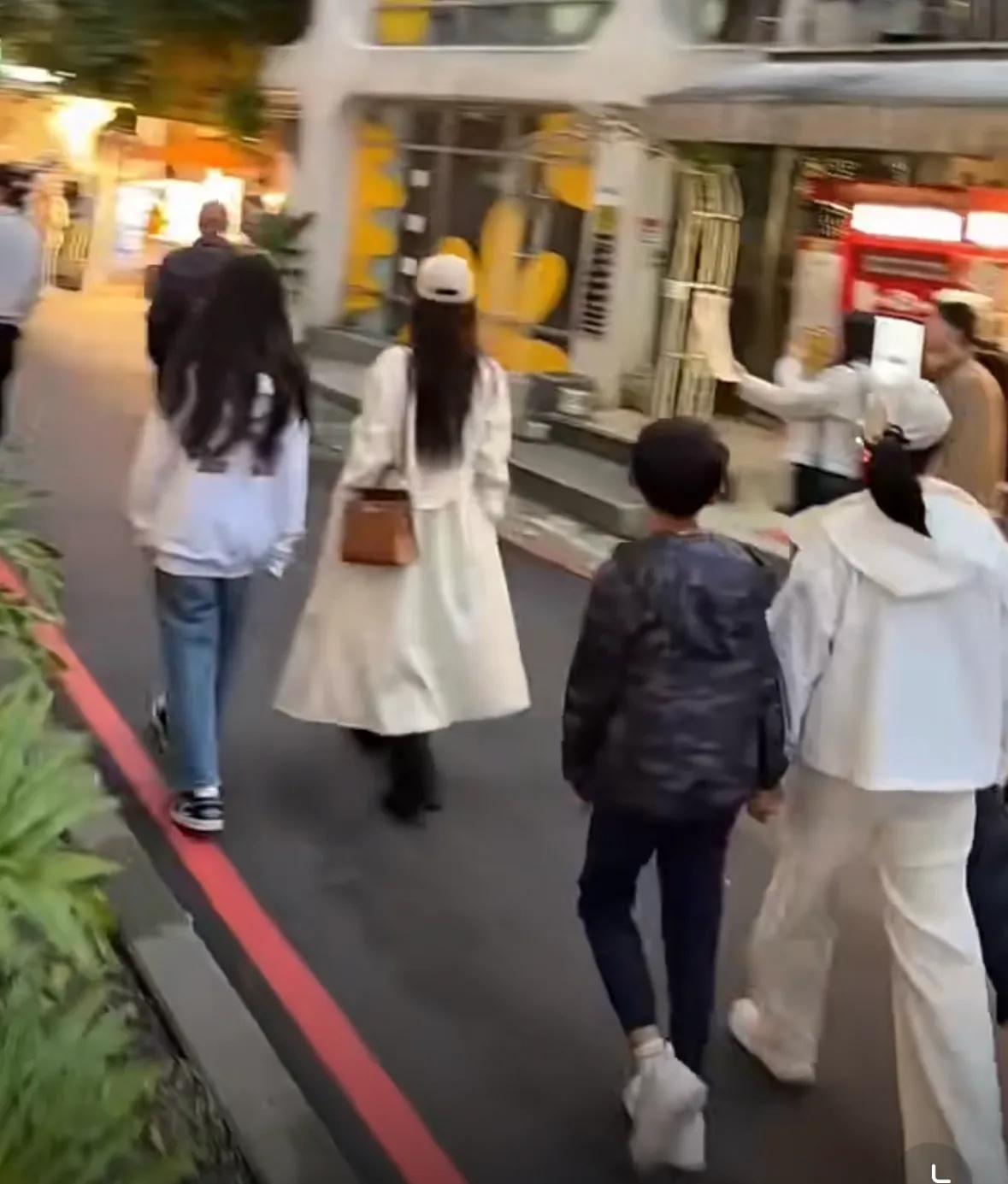 汪小菲带儿女吃路边摊！阿姨司机同坐一桌好热闹，玥儿很黏马筱梅