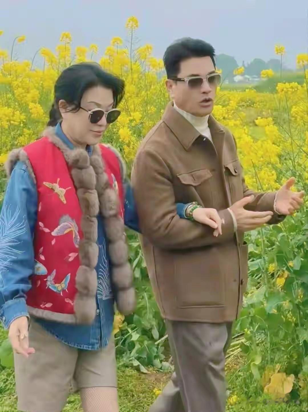 吕良伟与妻子花田间牵手漫步，70岁的年纪，活出20岁的浪漫与精致