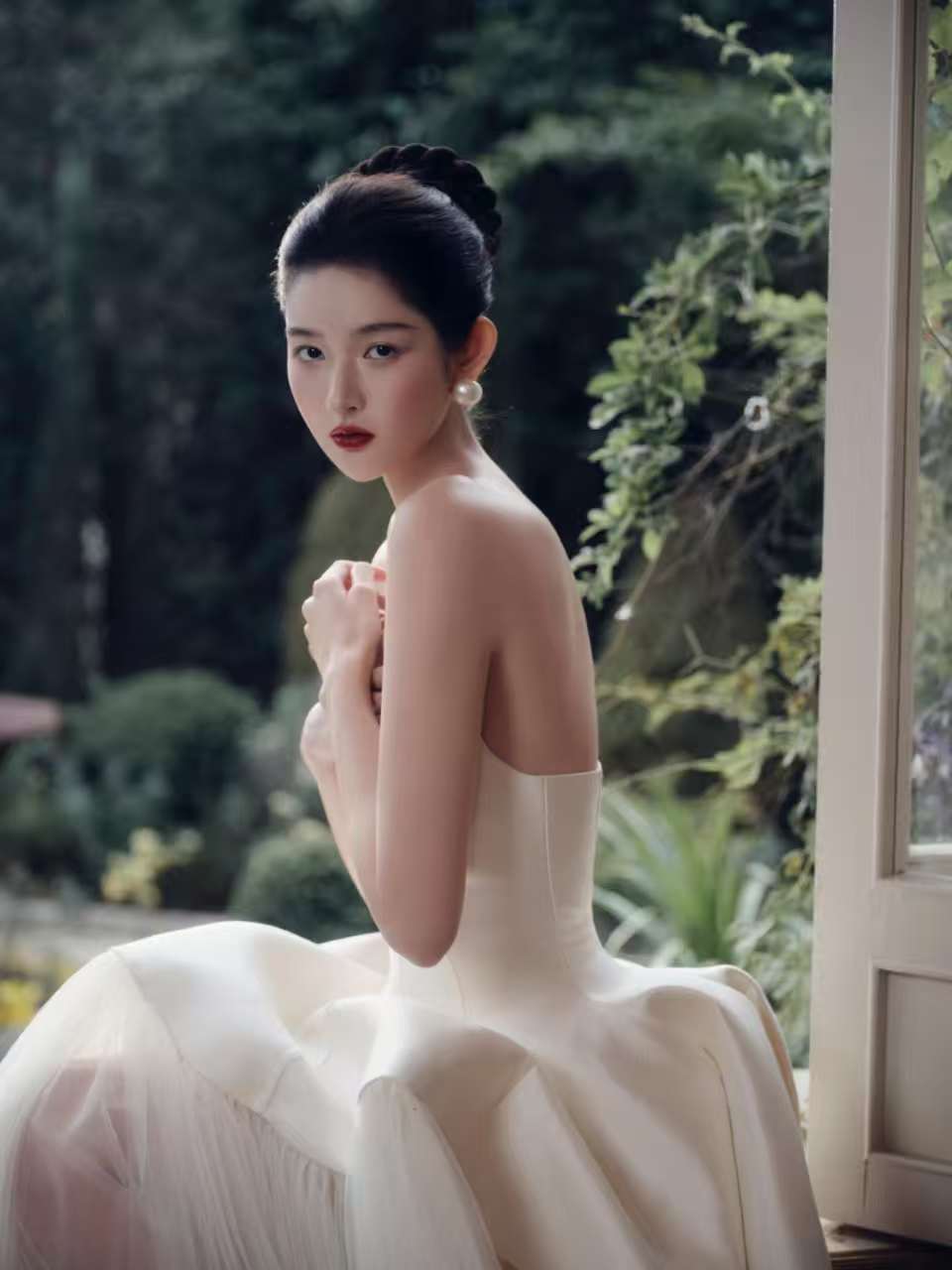 【白纱轻漾，定格静谧的浪漫时刻】——王玉雯