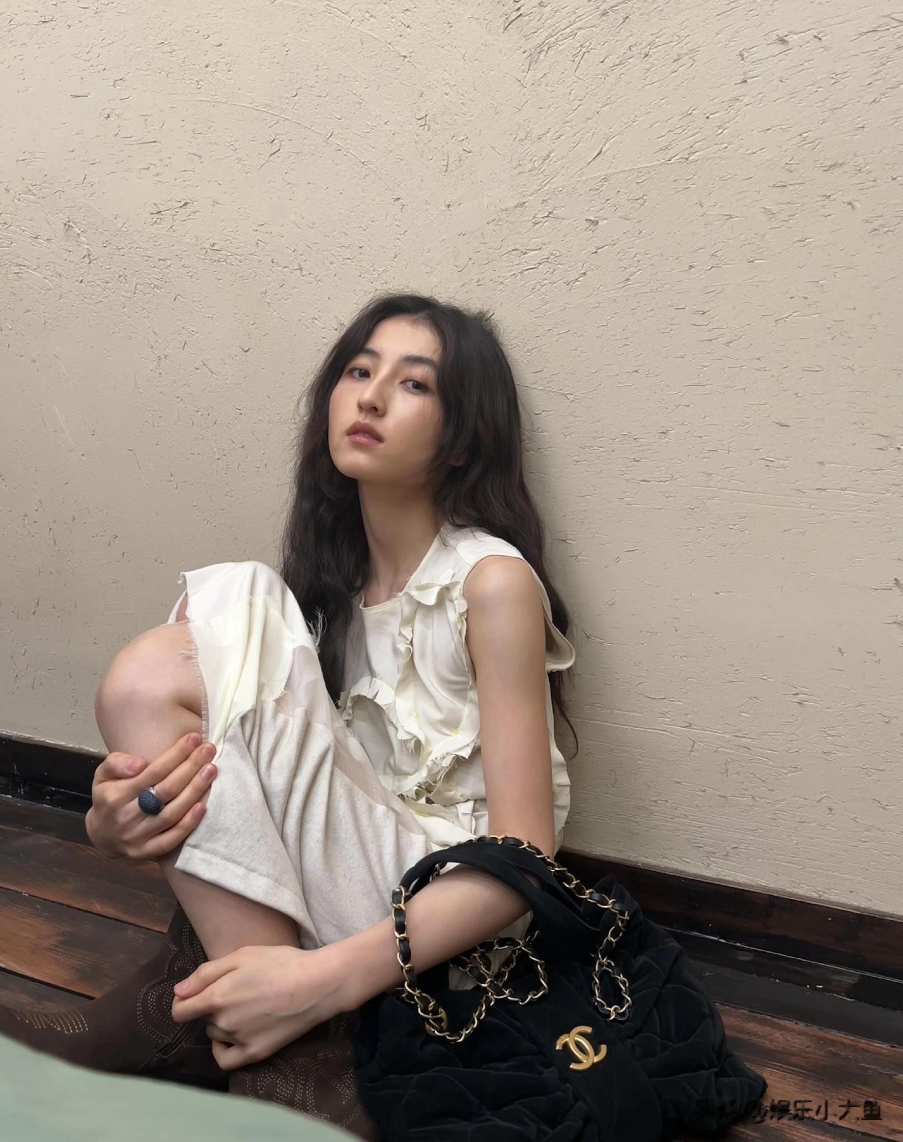 张子枫分享最新写真,穿白色套装戴着墨镜美得好松弛!