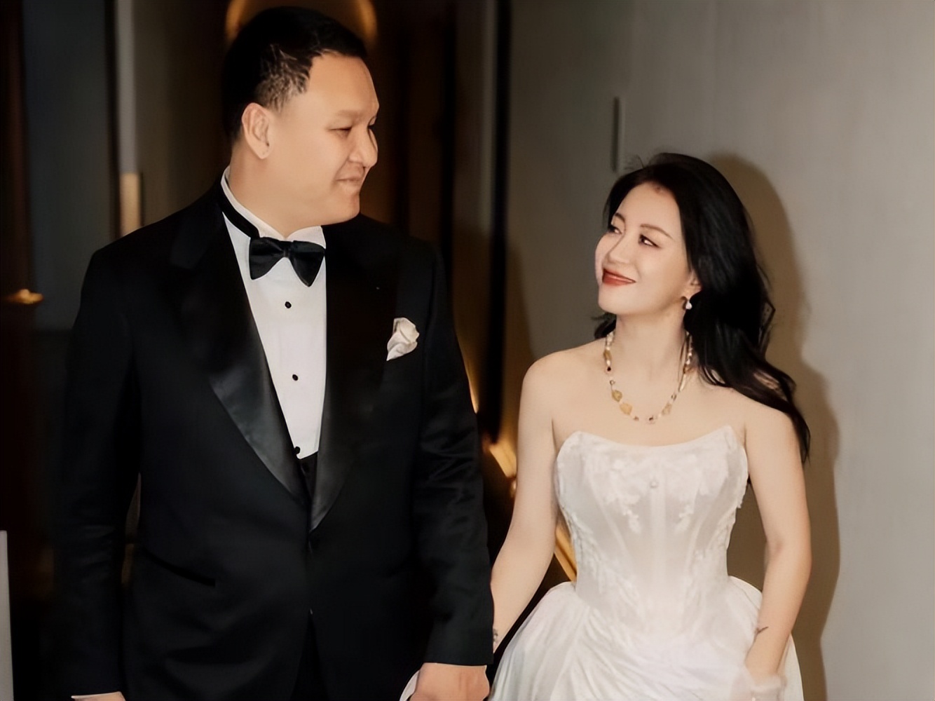 李嘉格官宣恋情不到一周,前夫车澈深夜破防,网友:早干嘛去了?