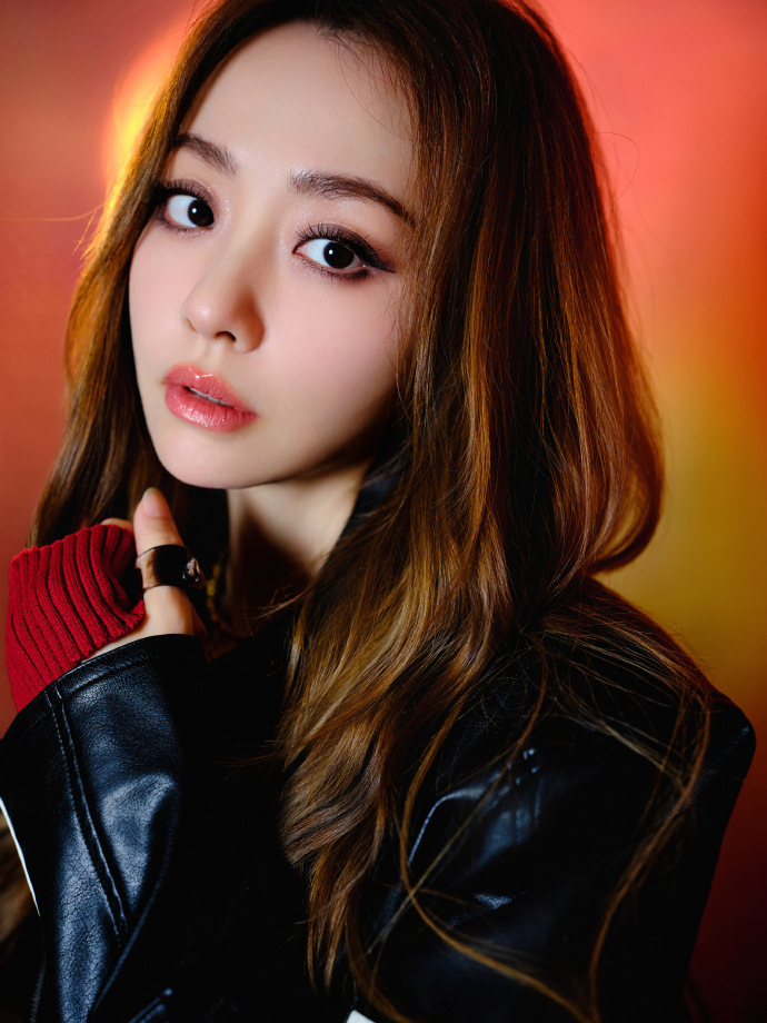 张靓颖今日份营业美照，怼脸拍简直太有韵味了