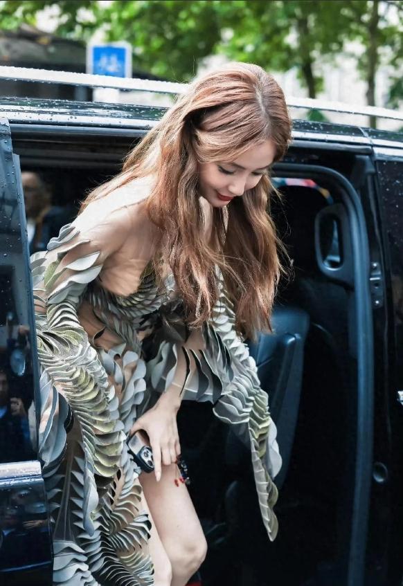 baby现身巴黎高定时装周！故地重游穿过季礼服，腰臀比是自信筹码