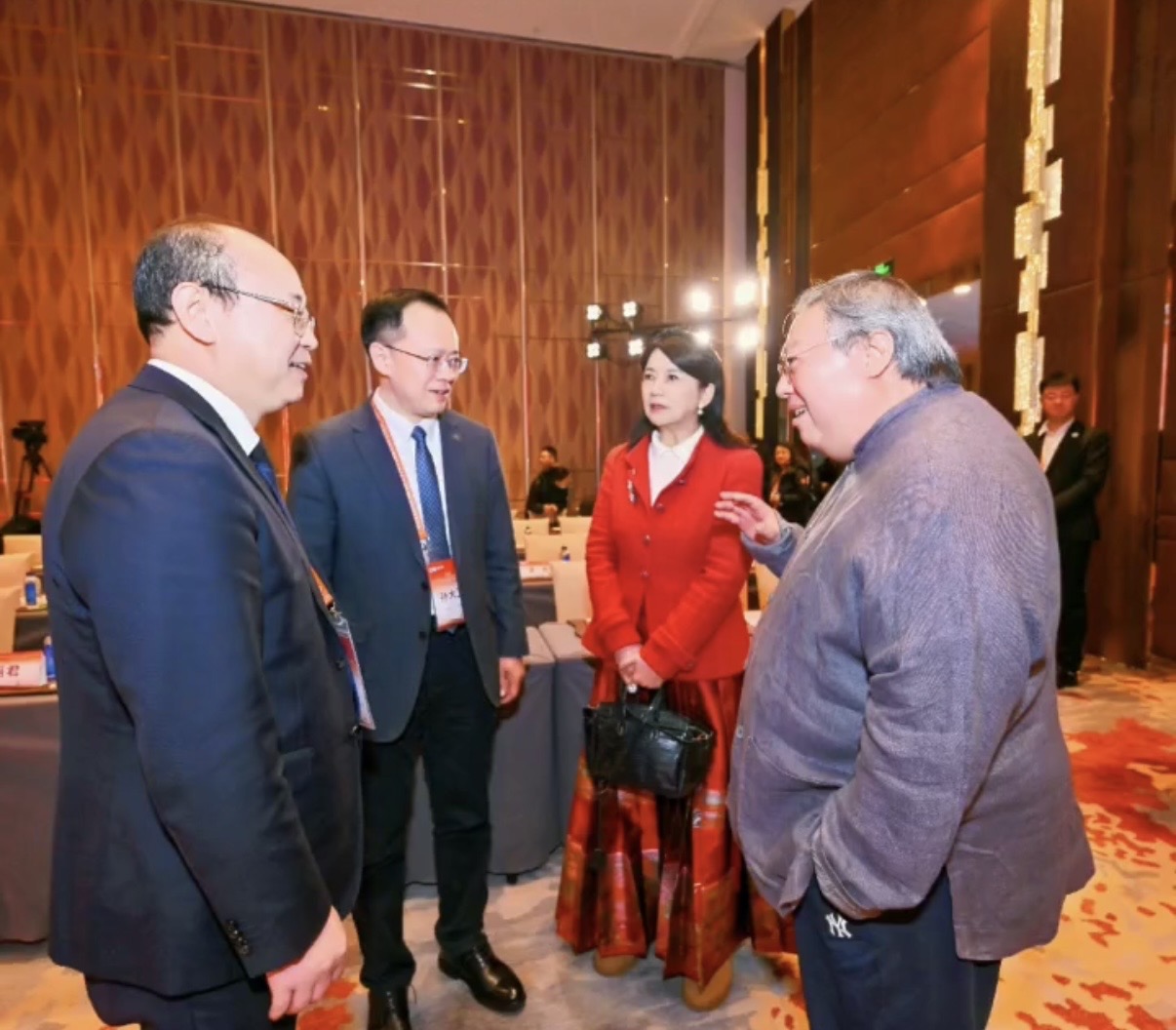 胡慧中全家外出过元旦，101岁婆婆也在面容慈祥，三代同堂好温馨