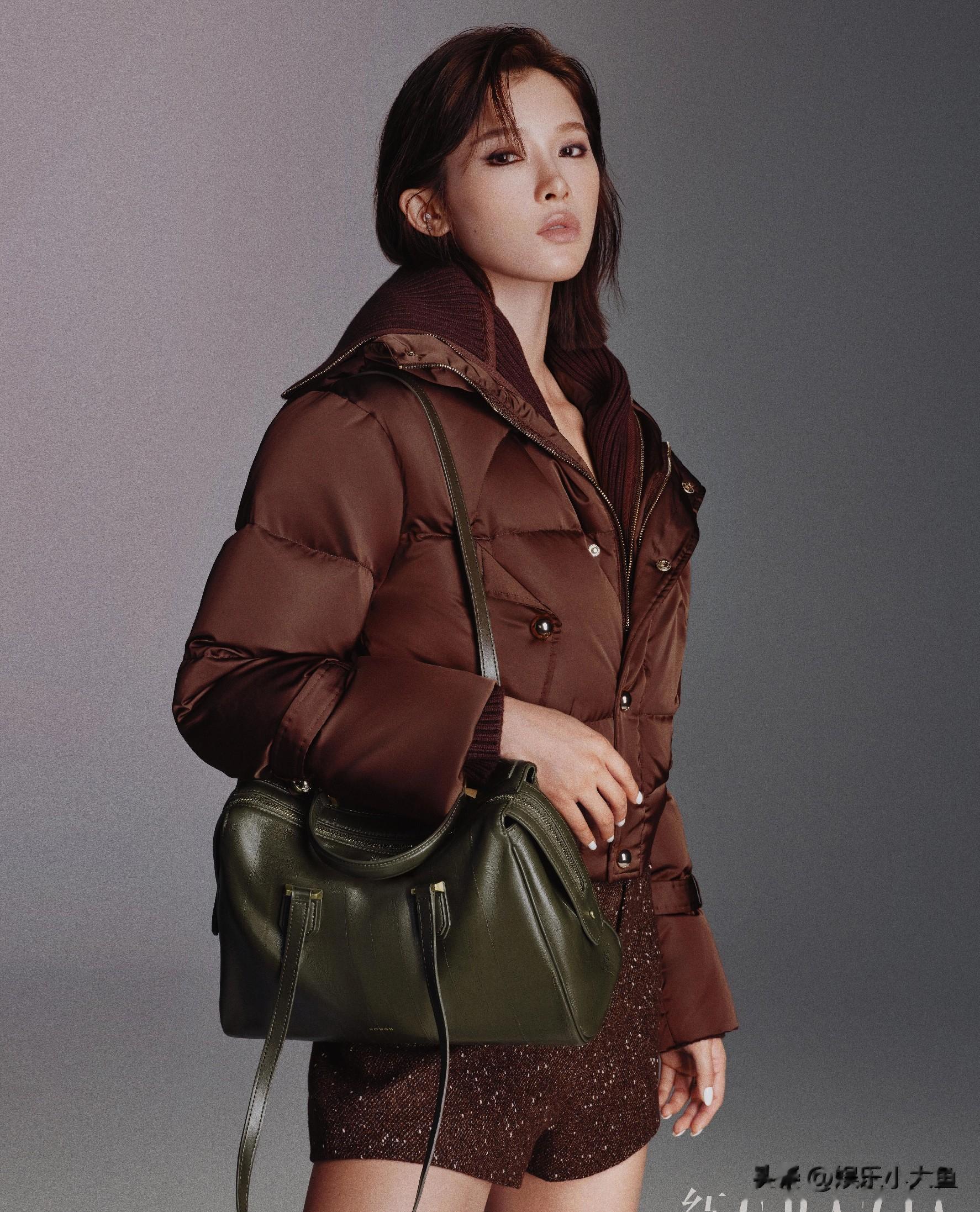 吴艳妮分享红秀封面杂志写真秀肌肉身材好绝,自信明媚好讨人喜欢