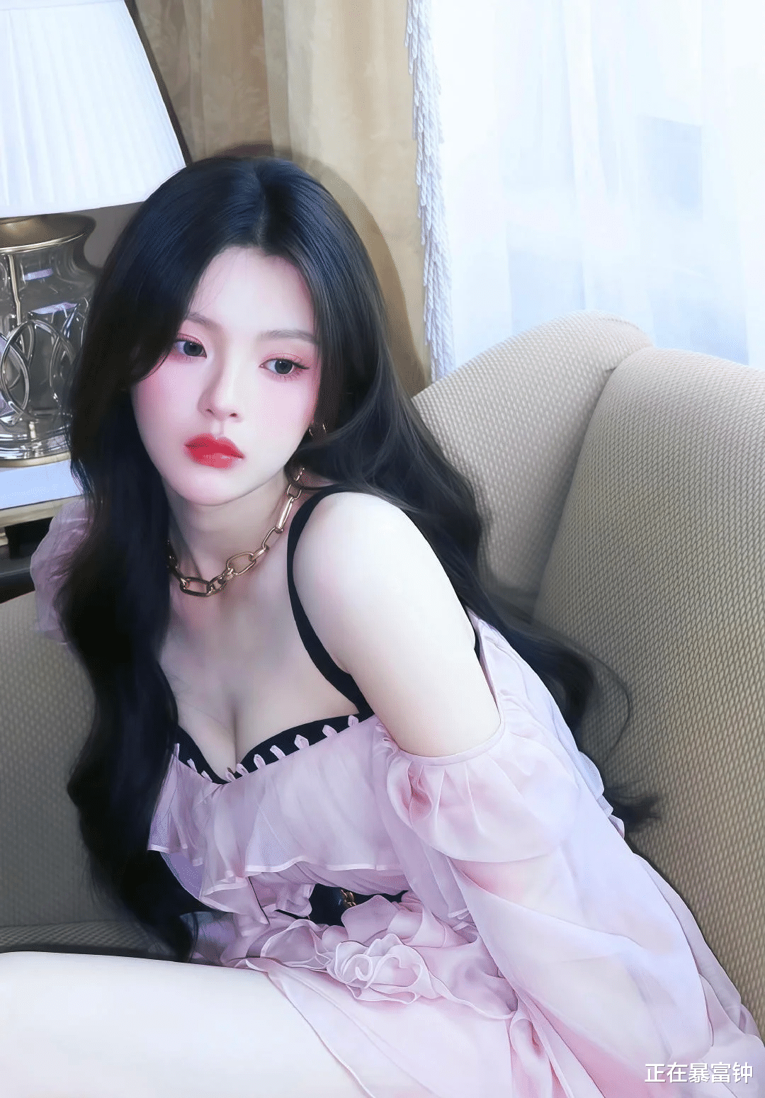 人间蔷薇杨超越上线，粉色吊带裙配卷发美出新高度