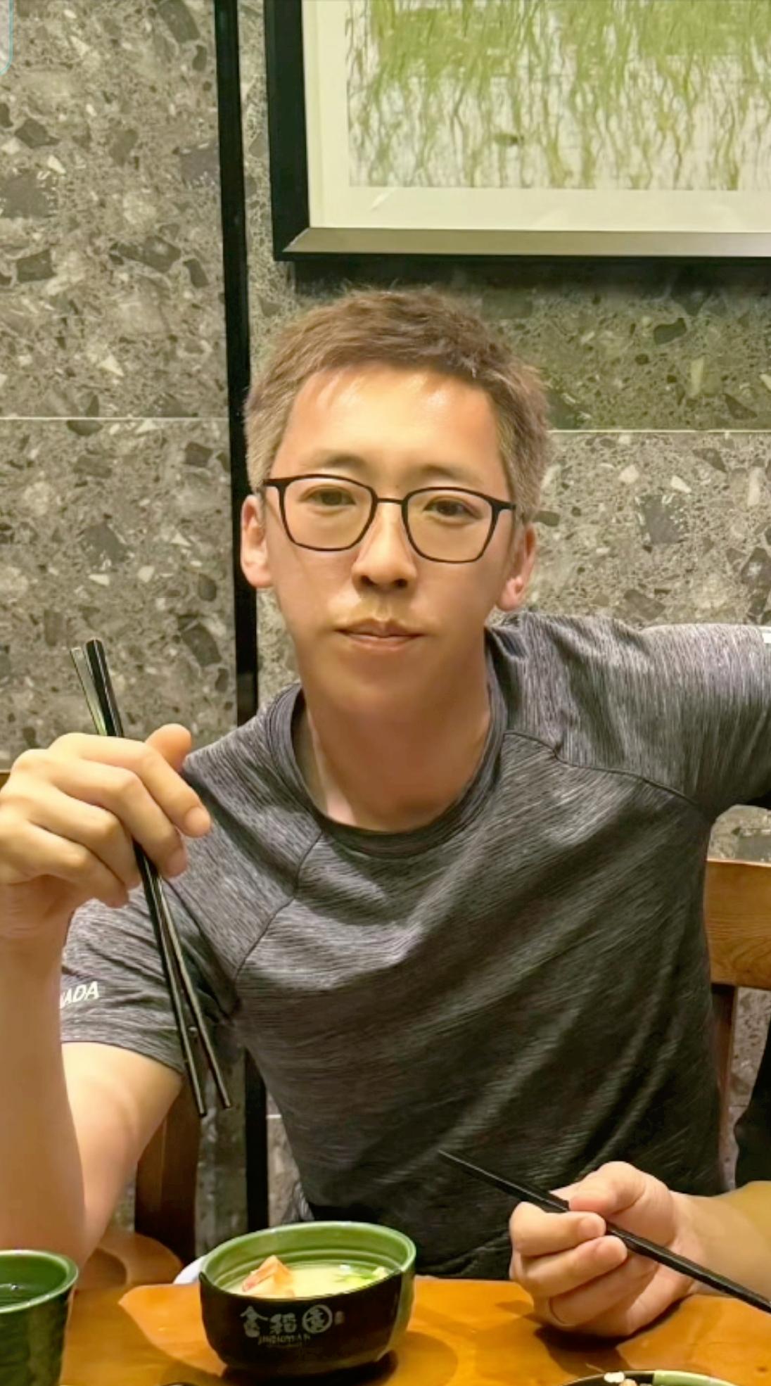 杨子留几手五一相聚!一盘花生米喝出感情,网友:你俩一起过得了