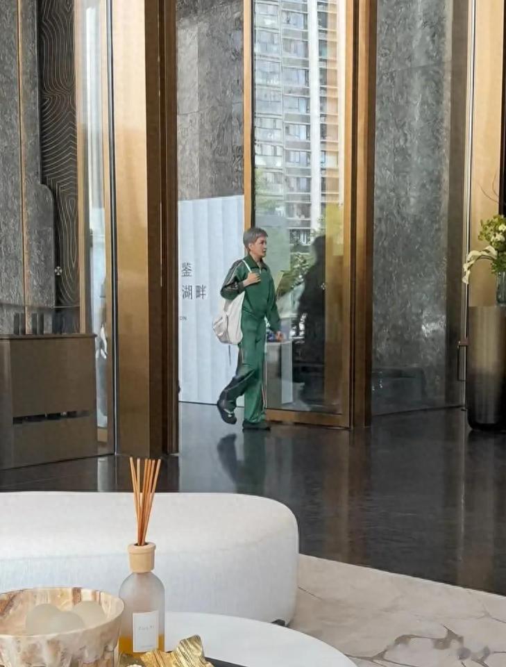 邵美琪现身珠海拍戏，剪了超短发，状态越来越好又高又靓超有气质