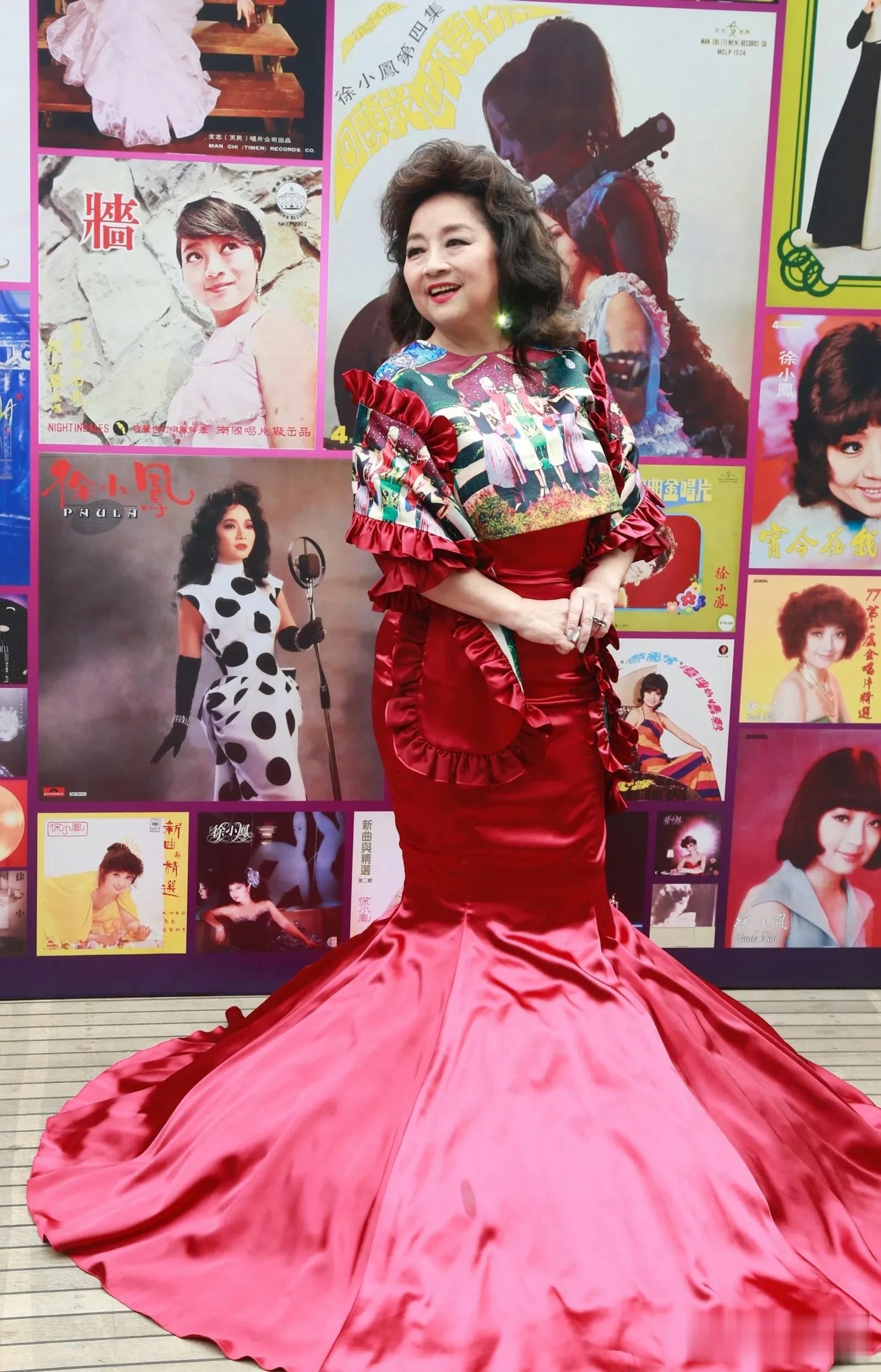 77岁徐小凤近照曝光，罕见茶聚后辈，被赞“返老还童”