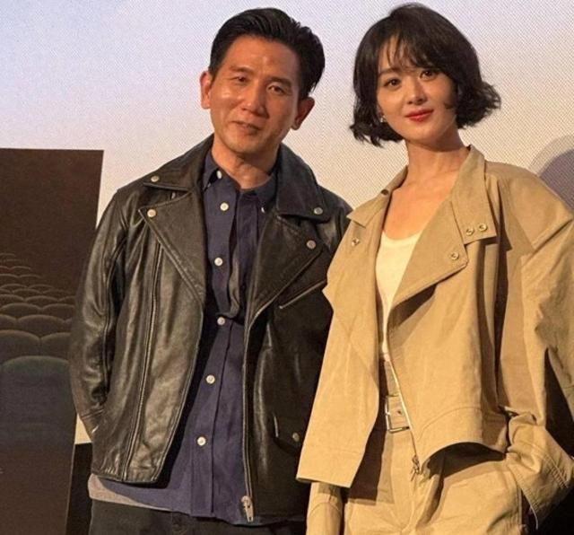 与冯绍峰离婚后，在与男子遛娃的赵丽颖身上，看到内娱的人情世故