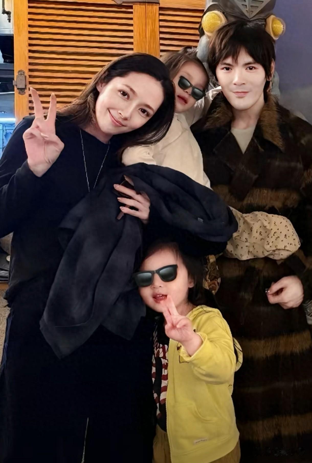 向佐回台湾看孩子，晒一家四口合照，说郭碧婷是最佳守护者