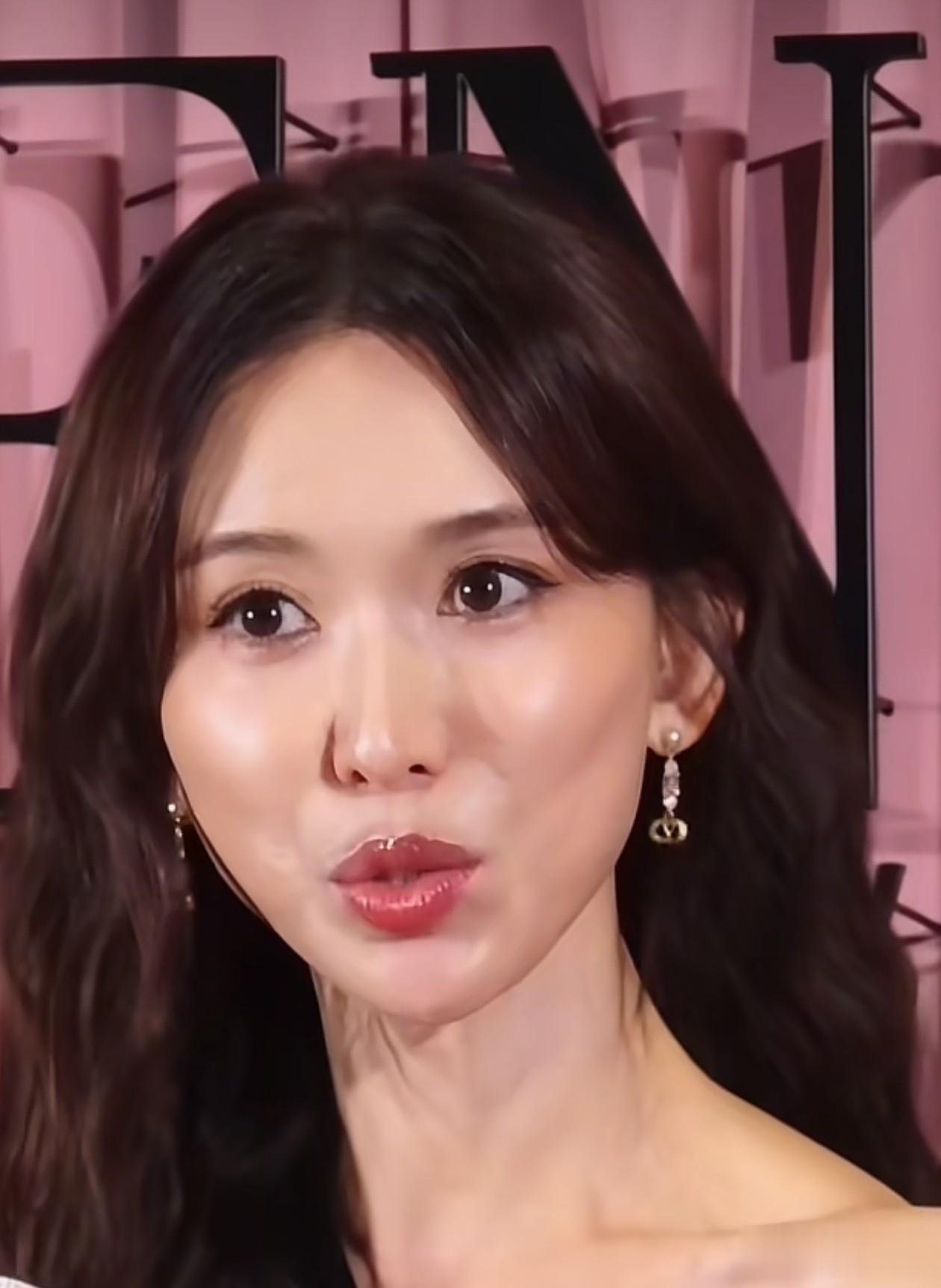 51岁林志玲活动怼脸拍！皮肤紧致细腻，脖子没有颈纹，美得像29岁