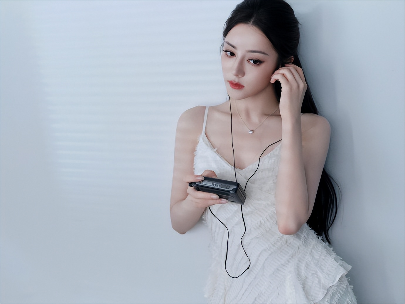 迪丽热巴的日常穿搭好接地气！在配上这神仙颜值简直绝美。