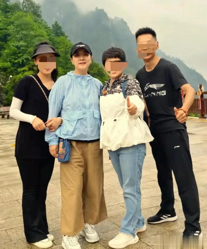 57岁陈小艺现身太白山景区,身材臃肿与大妈无异,素颜沧桑显老态