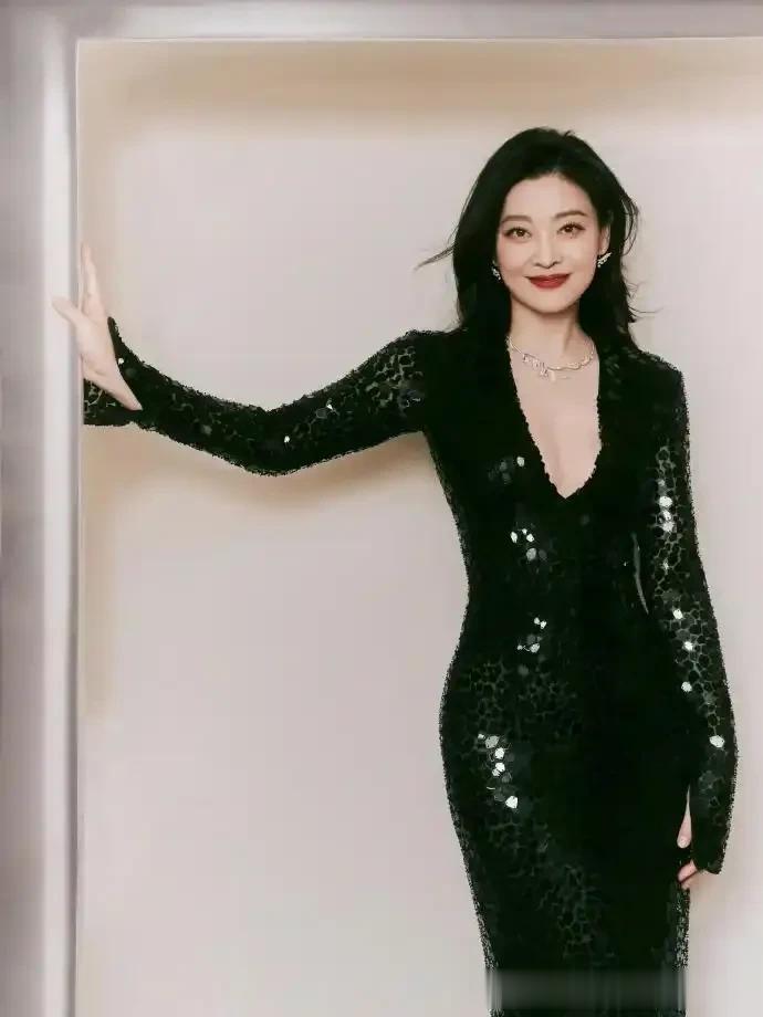 50岁梅婷“新造型”美的好高级！一袭黑色亮片礼服既大气又女人！