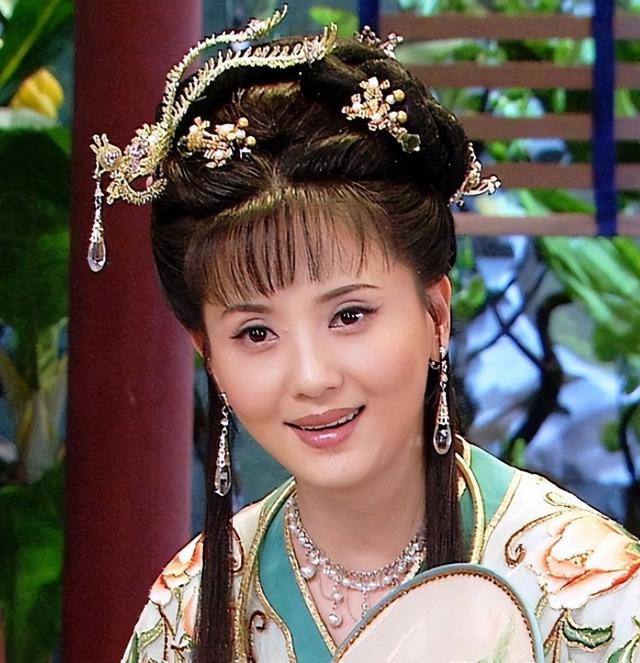 不拍吻戏、不嫁豪门,30岁演妈妈,如今59岁仍风采依旧