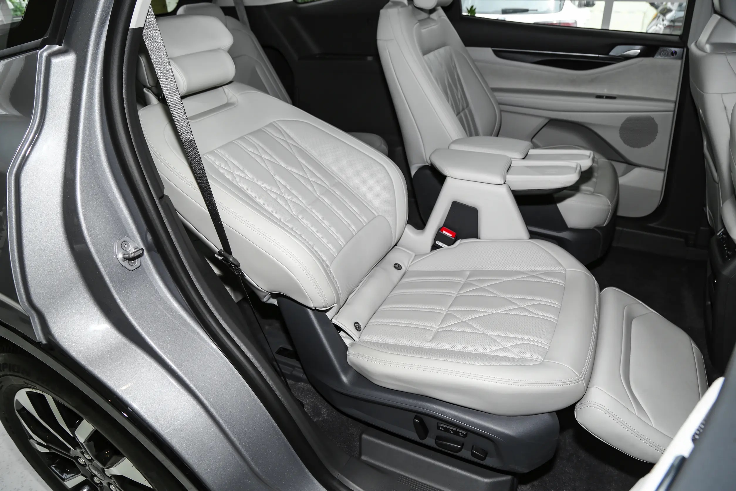 告别“油老虎”，5米长+两种7座，燃油/混动，油耗6.31L喝92粗粮