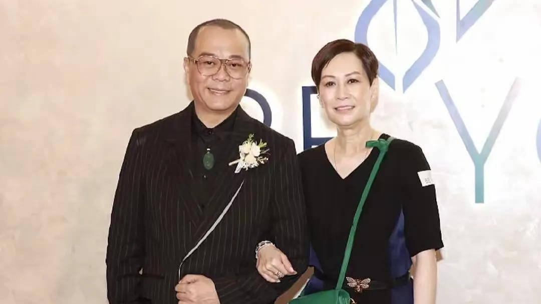 TVB“收视福将”欧阳震华与太太庆生，爱国情深