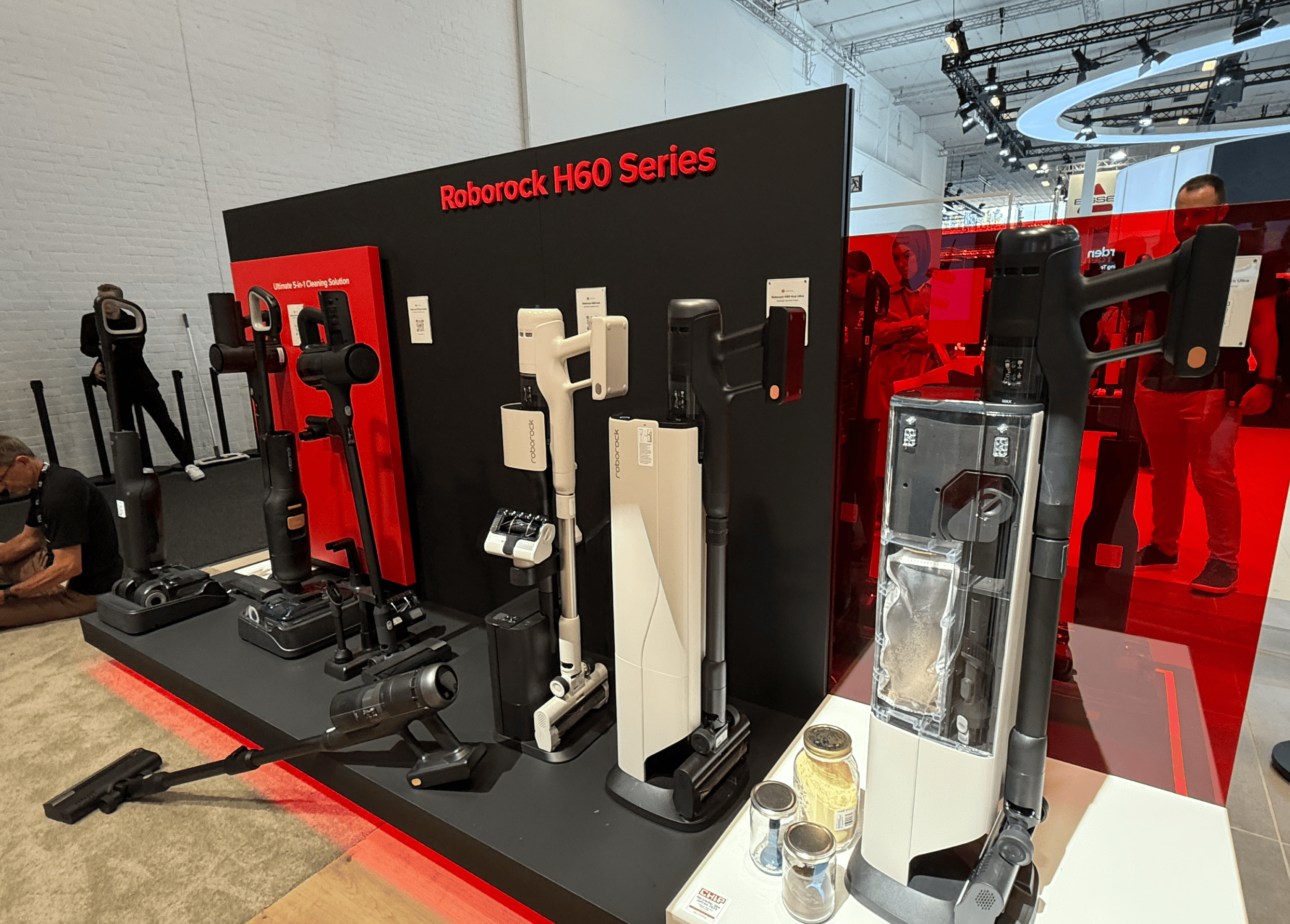 直击石头 IFA 2025 新品:从扫地机到割草机,清洁全场景覆盖