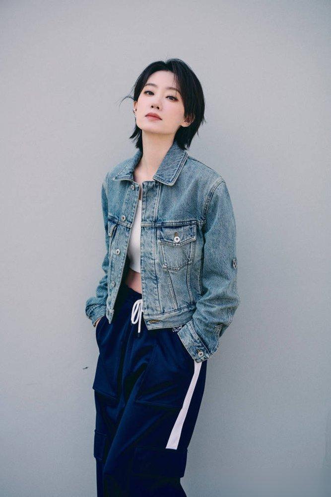 张小斐晒新造型冲上热搜榜！牛仔外套搭配工装裤，休闲随性显年轻