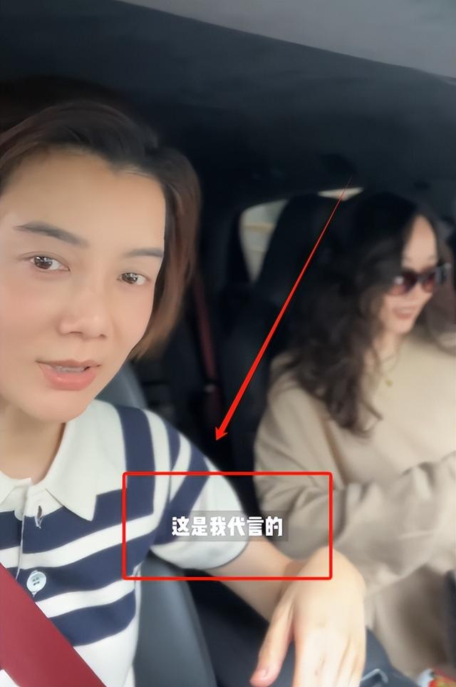 42岁车晓市集被偶遇，满脸褶皱瘦成皮包骨，摊位前狂试喝酒品超好