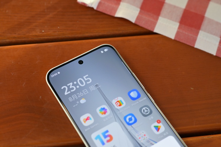 传音5.93mm超薄曲面屏手机发布！IFA 2025现场一手体验来了