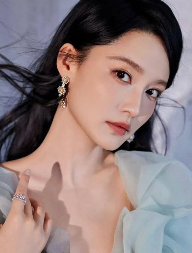 李沁，终于遇到了好看的妆造！网友：骨相真优越～这可是妈生脸啊