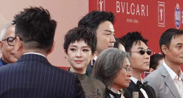 章子怡红毯气场全开！酱园弄首映带女儿出席，母女俩互动温馨有爱