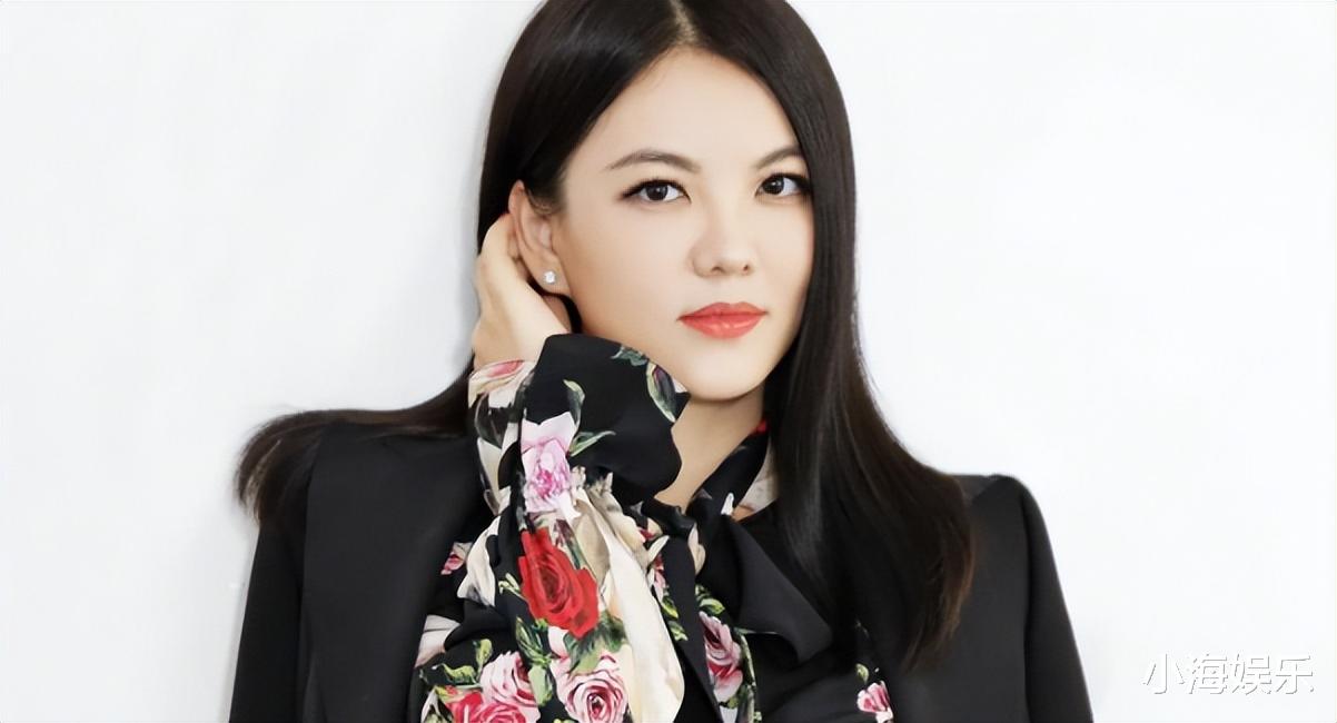 戚薇现身北大考试,分数曝光挤进前十,两年学费吓退打工人