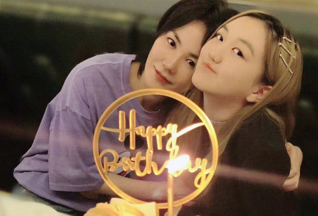 李亚鹏女儿李嫣回北京，打扮时髦逛商场，宽肩窄腰身材随了王菲