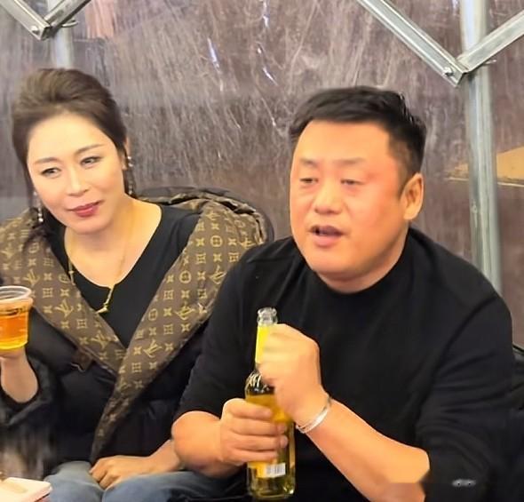 赵本山儿子请客吃砂锅,赵一楠染一头黄发,宋晓峰喝到脸泛红