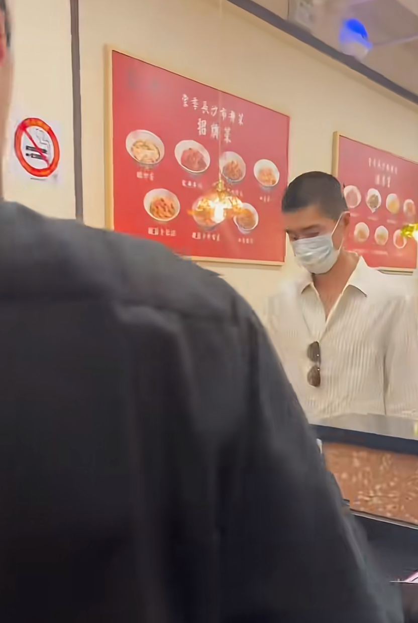 张翰现身餐馆用餐被偶遇,与路人热情合影,寸头短裤清爽帅气