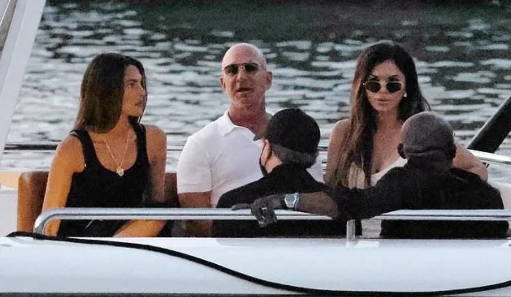 51岁莱昂纳多在西班牙度假,牵手27岁女友,还与贝佐斯乘坐一条船