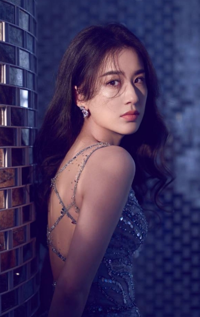 网友吵翻！黄圣依千元灰裙打脸 “豪门审美”，这才是真贵气！